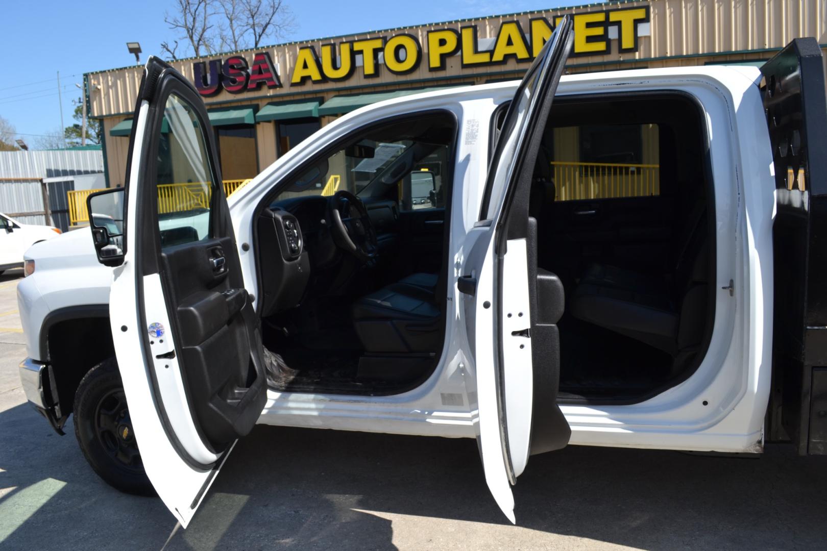 2020 WHITE /BLACK CHEVROLET 2500HD with an V8 6.6L GASOLINE engine, 6SPD AUTOMATIC transmission, located at 9172 North Fwy, Houston, TX, 77037, (713) 910-6868, 29.887470, -95.411903 - 8.5FT FLATBED, GOOSENECK HITCH, 4X4, 10,850LB GVWR , CREW CAB, WB: 158", REVERSE CAMERA, POWER WINDOWS, LOCKS & MIRRORS, TOOLBOX - Photo#12